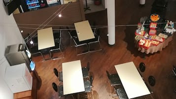 Petit déjeuner buffet (6.90 EUR par personne)