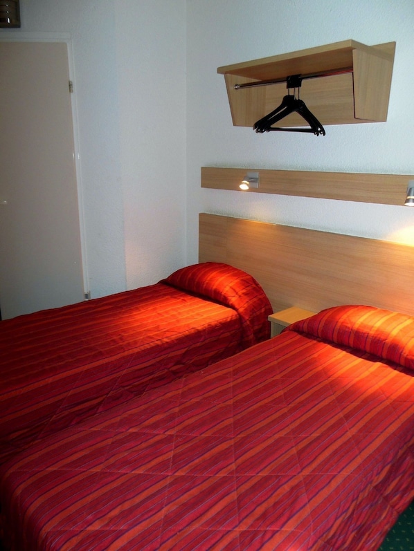 ห้องทวิน | โต๊ะทำงาน, ผ้าม่านกันแสง, Wi-Fi ฟรี, ผ้าปูที่นอน