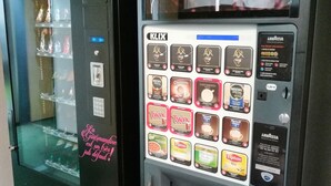 Two beverage vending machines with various drink options and a price display. - Mister Bed Chambray lès Tours (Chambray-les-Tours)