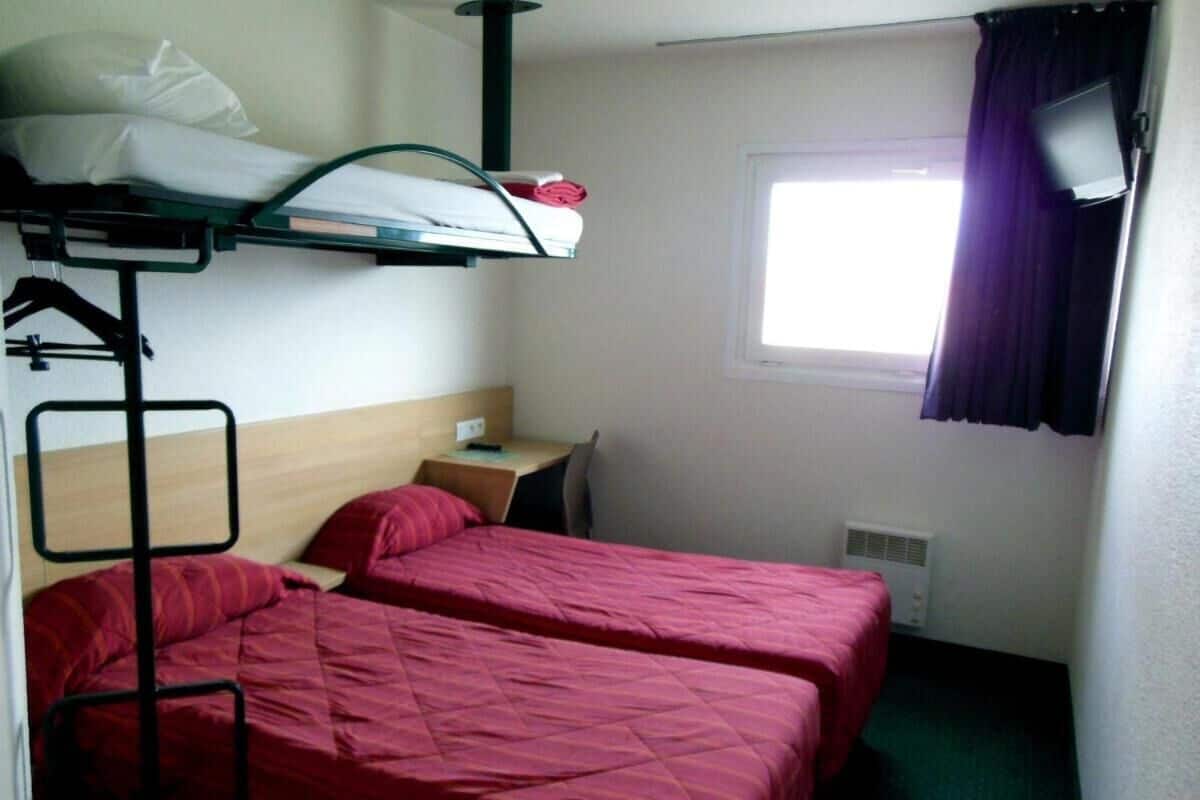 Habitación triple | Escritorio, cortinas blackout, wifi gratis y ropa de cama