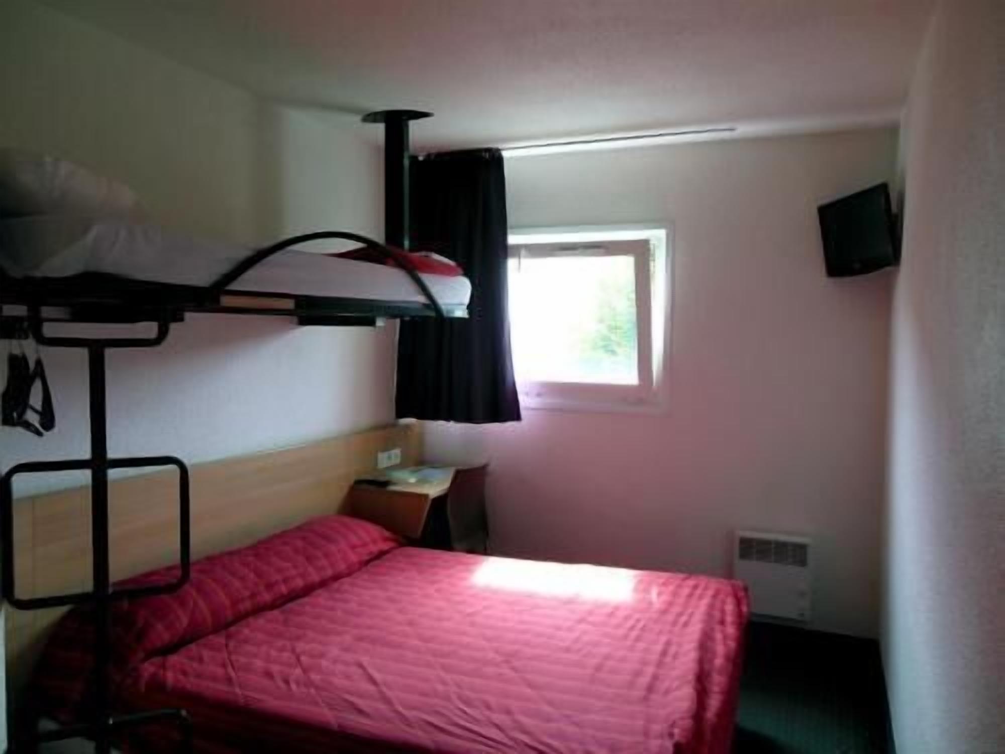Desk, blackout drapes, free WiFi, bed sheets