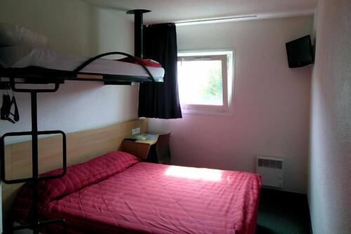 Desk, blackout drapes, free WiFi, bed sheets