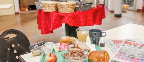 Desayuno buffet (EUR 6.90 por persona)
