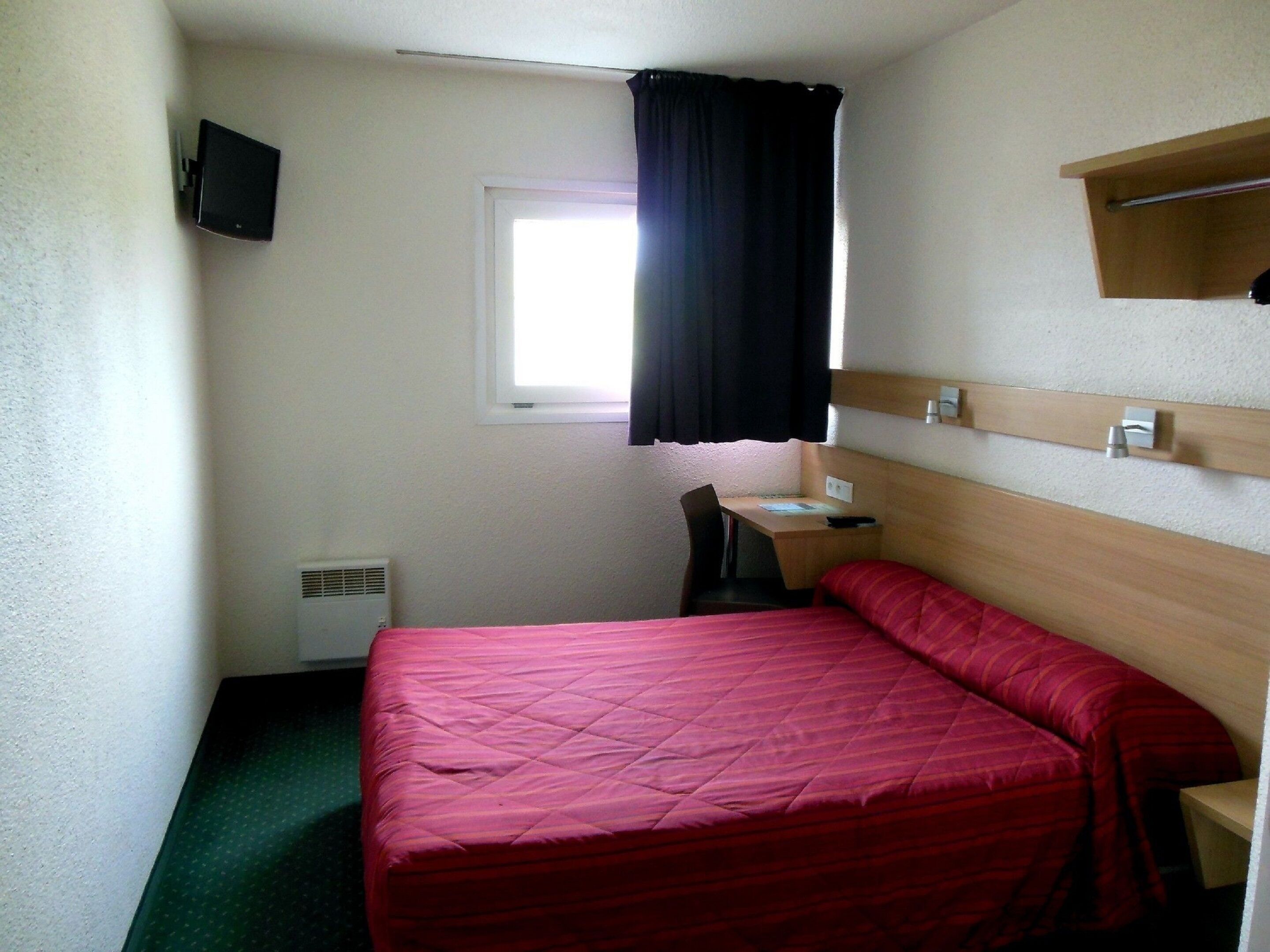 Desk, blackout drapes, free WiFi, bed sheets