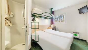 Habitación triple | Escritorio, cortinas opacas, wifi gratis y ropa de cama