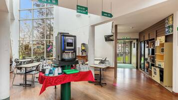 Se ofrece un desayuno bufé (6.90 EUR por persona)