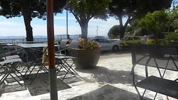 Bureau, fer et planche à repasser, lits bébé (gratuits)