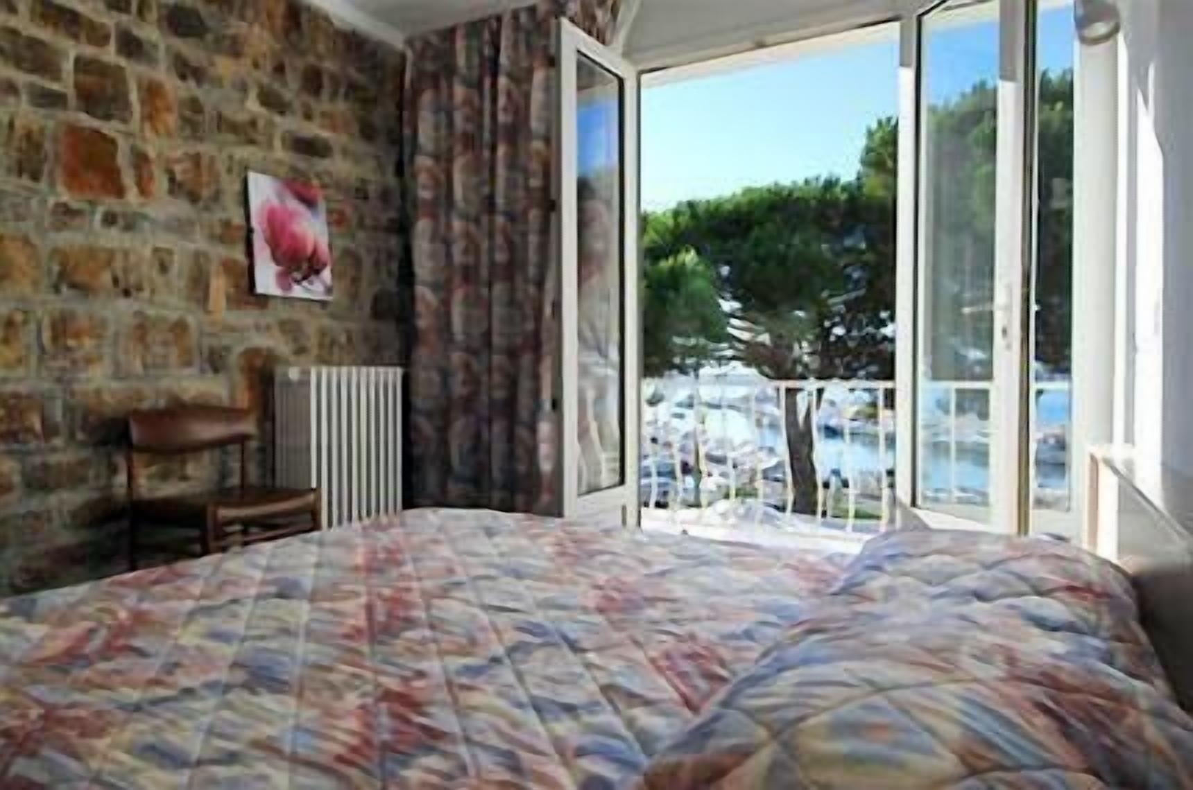 desk, iron/ironing board, free cots/infant beds, rollaway beds