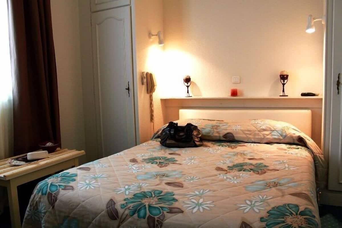 Double Room, Garden View | Desk, iron/ironing board, free cribs/infant beds, rollaway beds