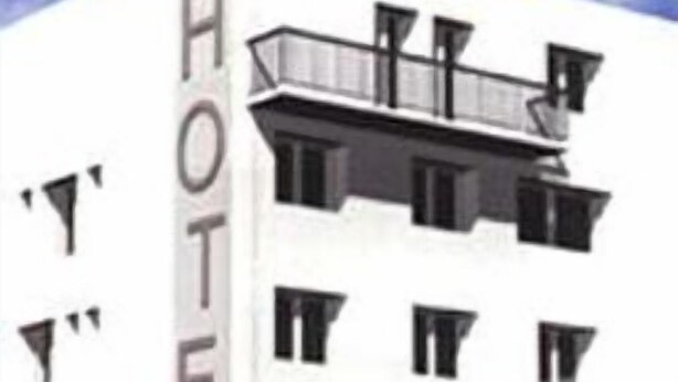 Un edificio de hotel moderno con un llamativo letrero que dice 'HOTEL' en la fachada.