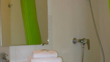 Ein Badezimmer mit Waschbecken, Spiegel und Dusche.