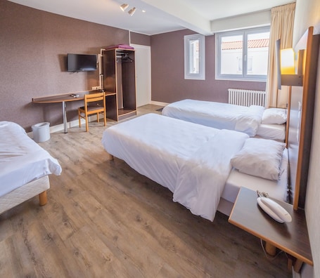 Superior Triple Room | Desk, soundproofing, free WiFi, bed sheets