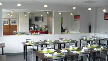 Daily continental breakfast (EUR 12.10 per person)