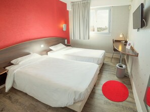 4 人部屋 | デスク、防音設備、WiFi (無料)、ベッドシーツ