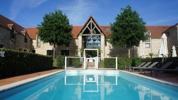 Piscine extérieure (ouverte en saison)