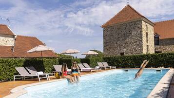 Una piscina al aire libre de temporada