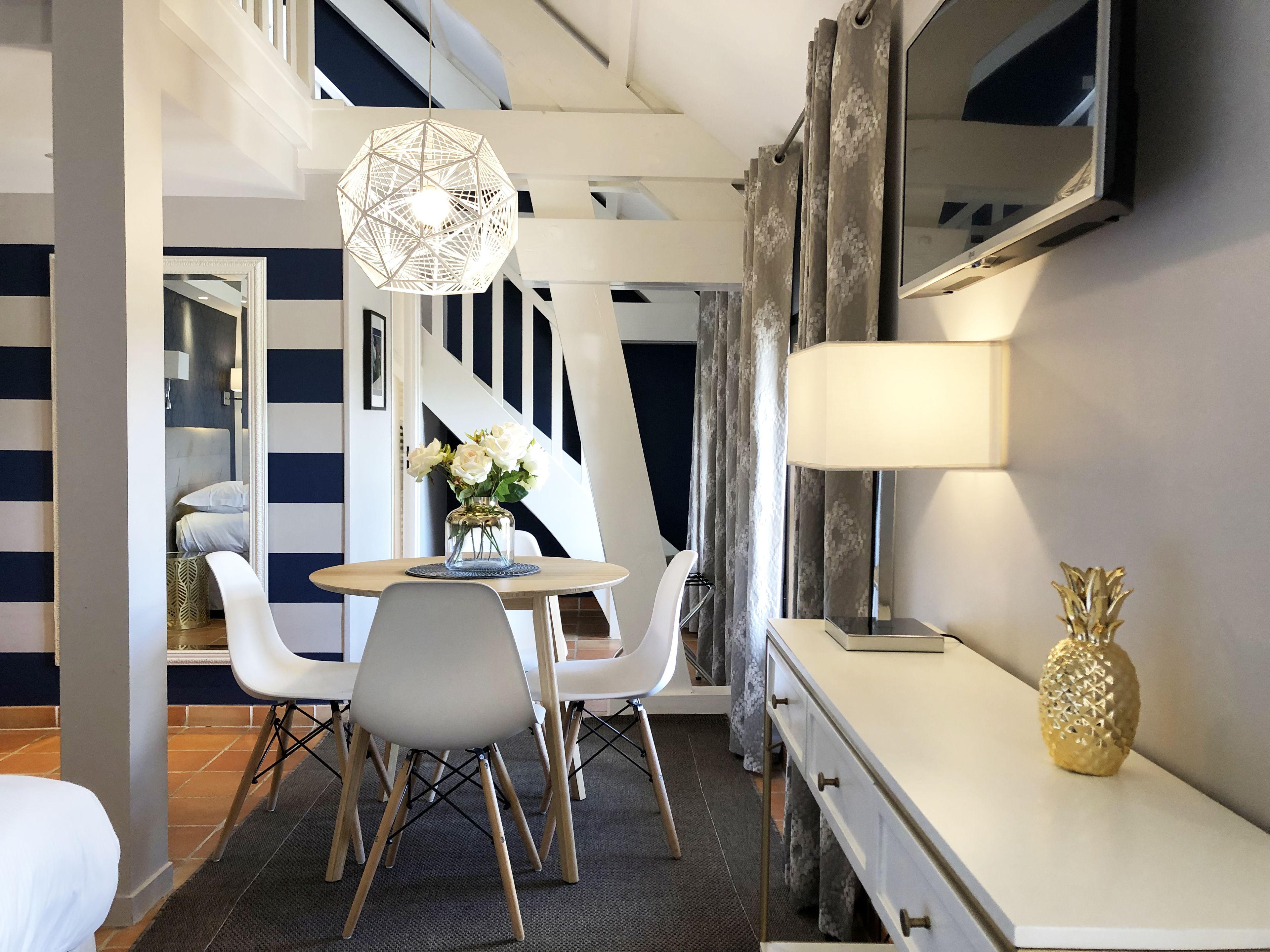 スーペリア スイート | 専用簡易キッチン | 小型冷蔵庫、電子レンジ、調理器具と食器