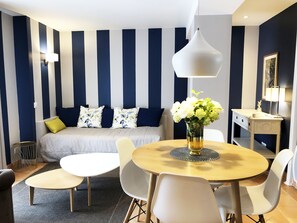 Suite | Living room | LCD TV - Hotel Les Suites - De Crécy (Crecy-la-Chapelle)