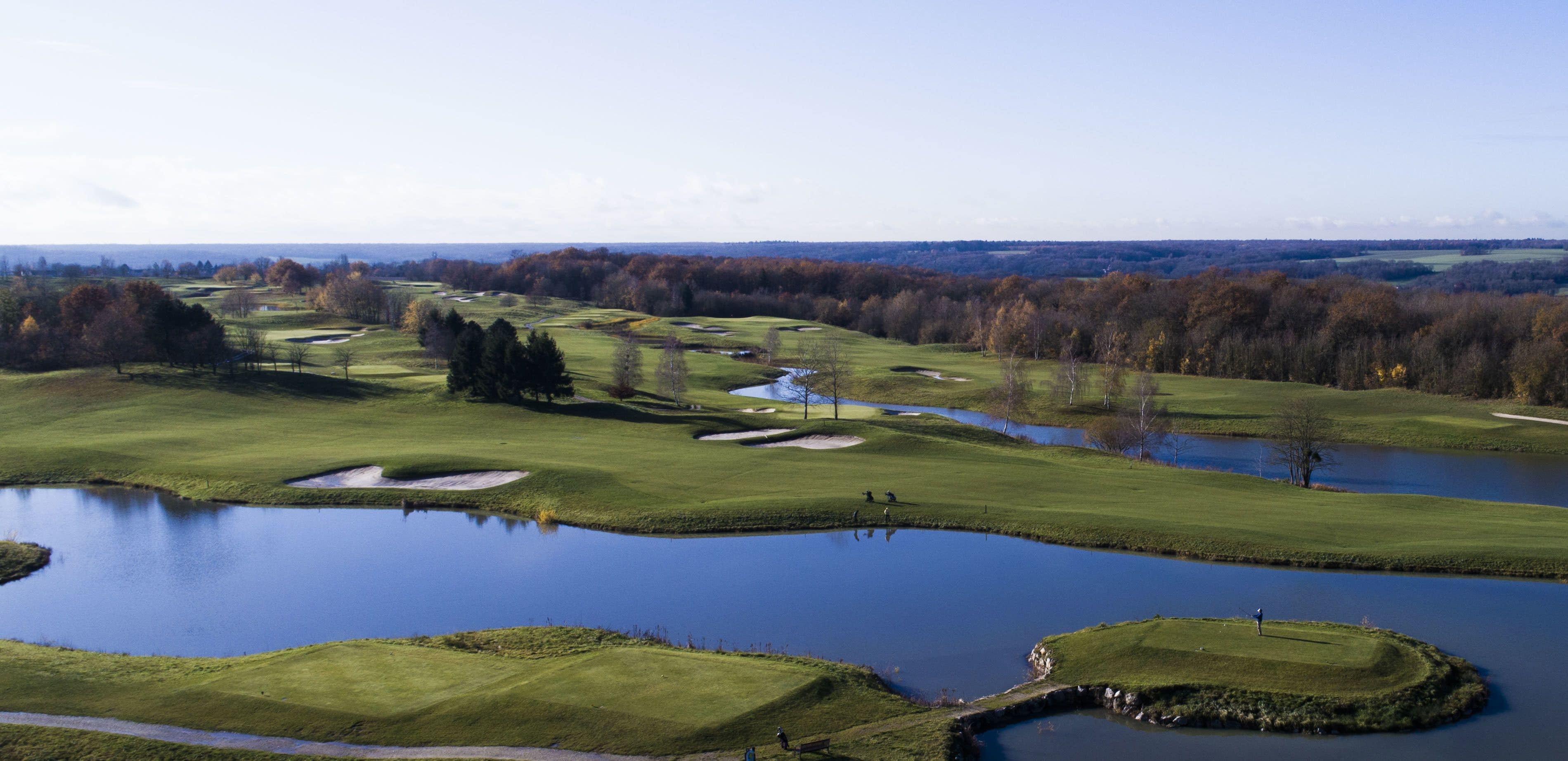 Un campo da golf con numerosi laghetti e bunker di sabbia.