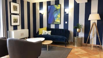 Een moderne woonkamer met een bank, fauteuil en salontafel.