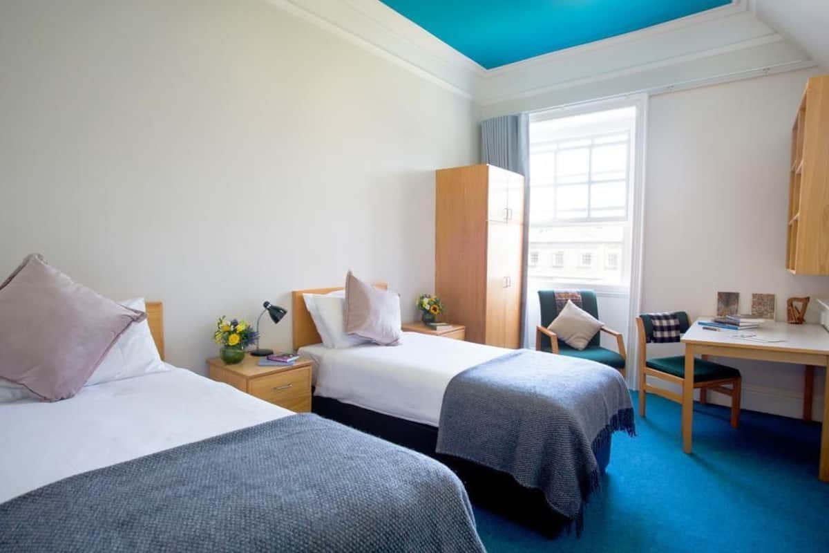 En Suite Twin Room | Skrivebord, mørklægningsgardiner, strygejern/strygebræt, gratis Wi-Fi