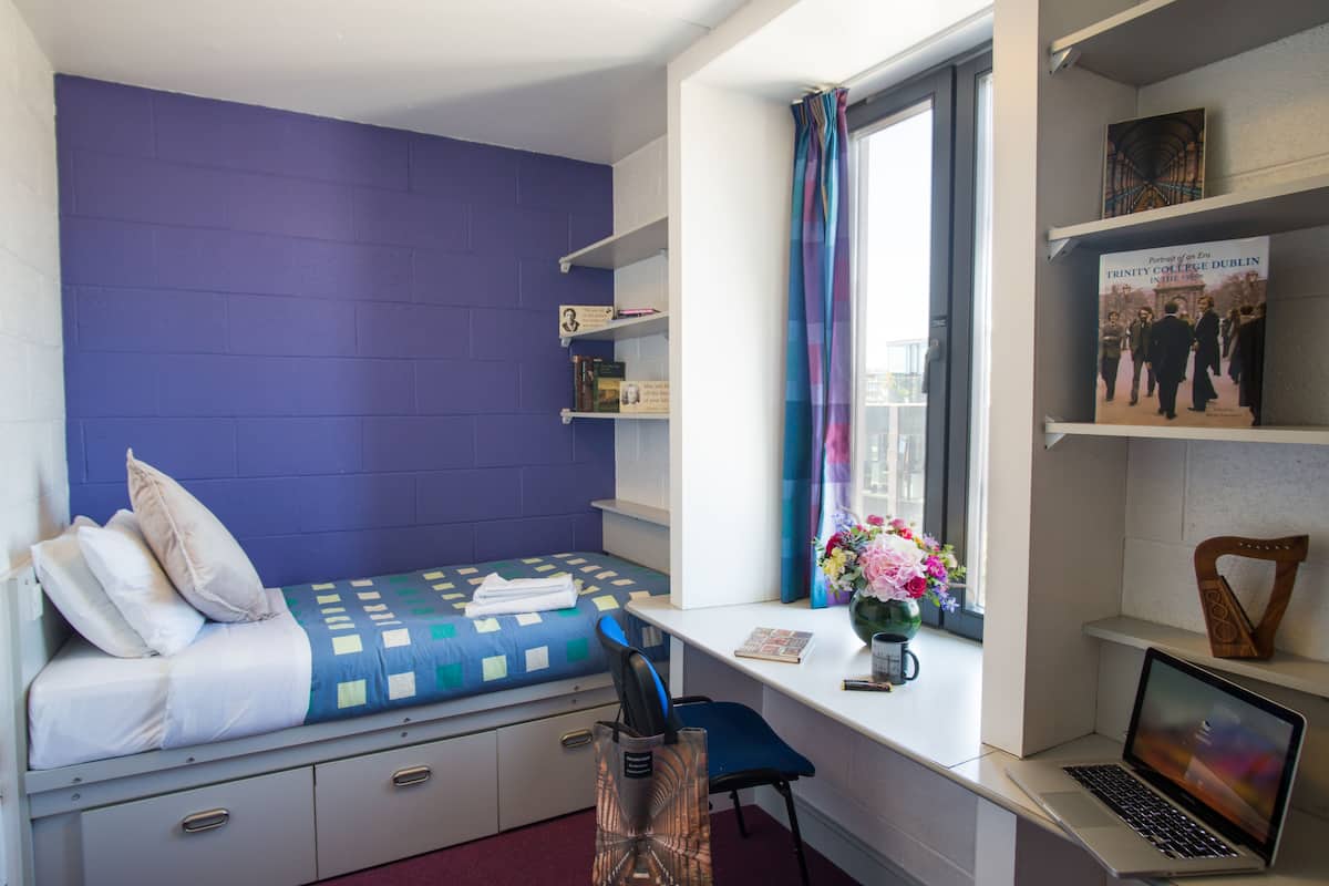 Single Room in 4-Bedroom Apartment | Skrivebord, mørklægningsgardiner, strygejern/strygebræt, gratis Wi-Fi