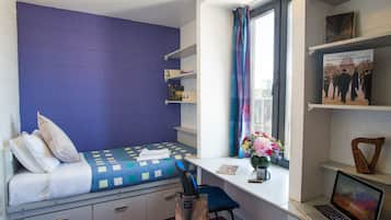 Single Room in 4-Bedroom Apartment | Een bureau, verduisterende gordijnen, een strijkplank/strijkijzer