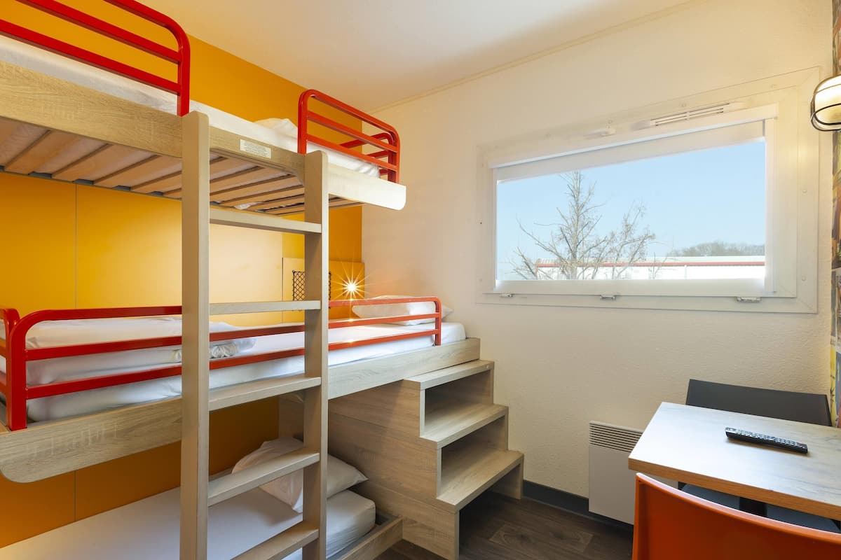 Desk, soundproofing, free WiFi, bed sheets