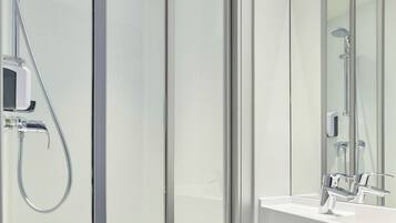 Douche, articles de toilette écologiques, serviettes fournies, savon
