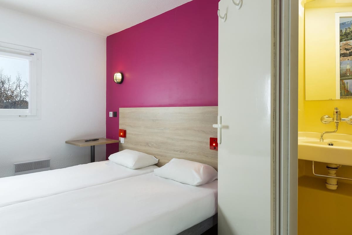 Room, 2 Twin Beds, Private Bathroom (Cabrio) | Desk, soundproofing, free WiFi, bed sheets