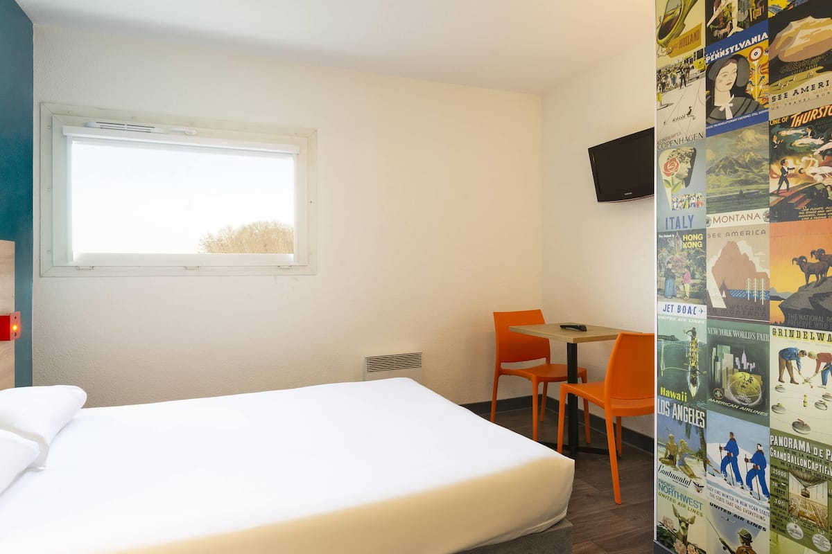 Escritorio, sistema de insonorización, wifi gratis y ropa de cama