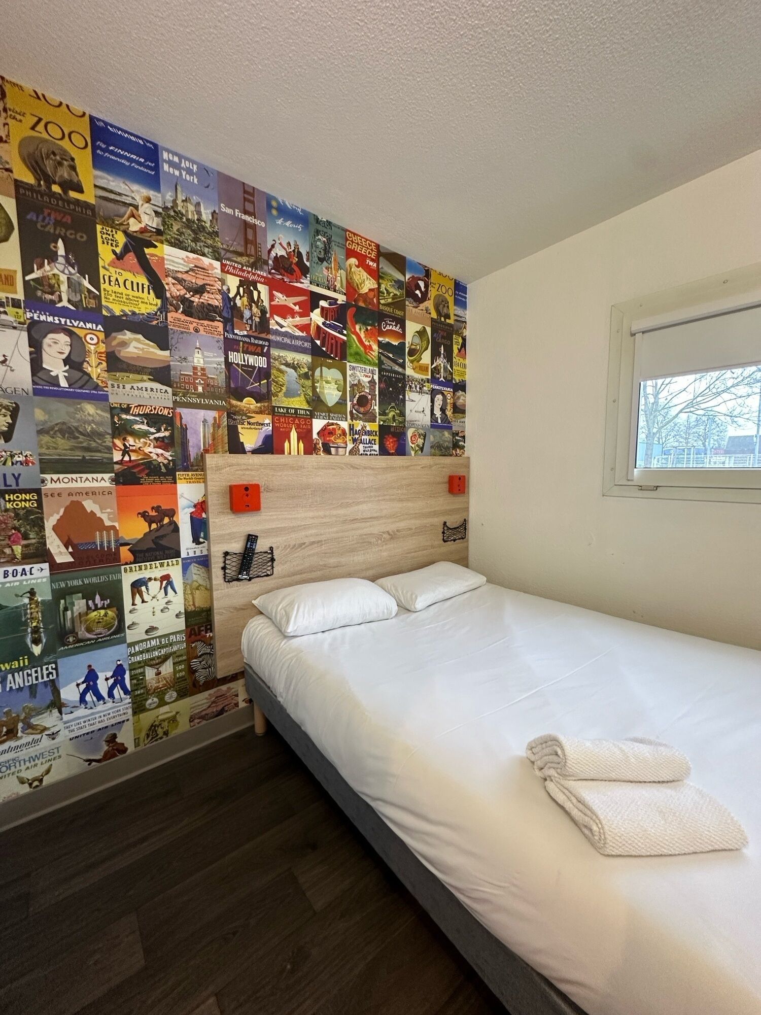 Chambre, 1 lit double, accessible aux personnes à mobilité réduite, salle de bains privée | Bureau, chambres insonorisées, Wi-Fi gratuit, draps fournis