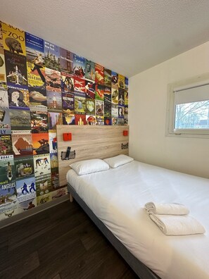 Quarto, 1 cama de casal, acessível, banheiro privativo | Escrivaninha, quartos à prova de som, Wi-Fi de cortesia, roupa de cama