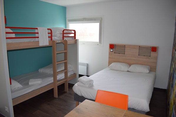 A dormitory room with bunk beds, a desk, and a window. - hotelF1 Bourges Le Subdray (Le Subdray)