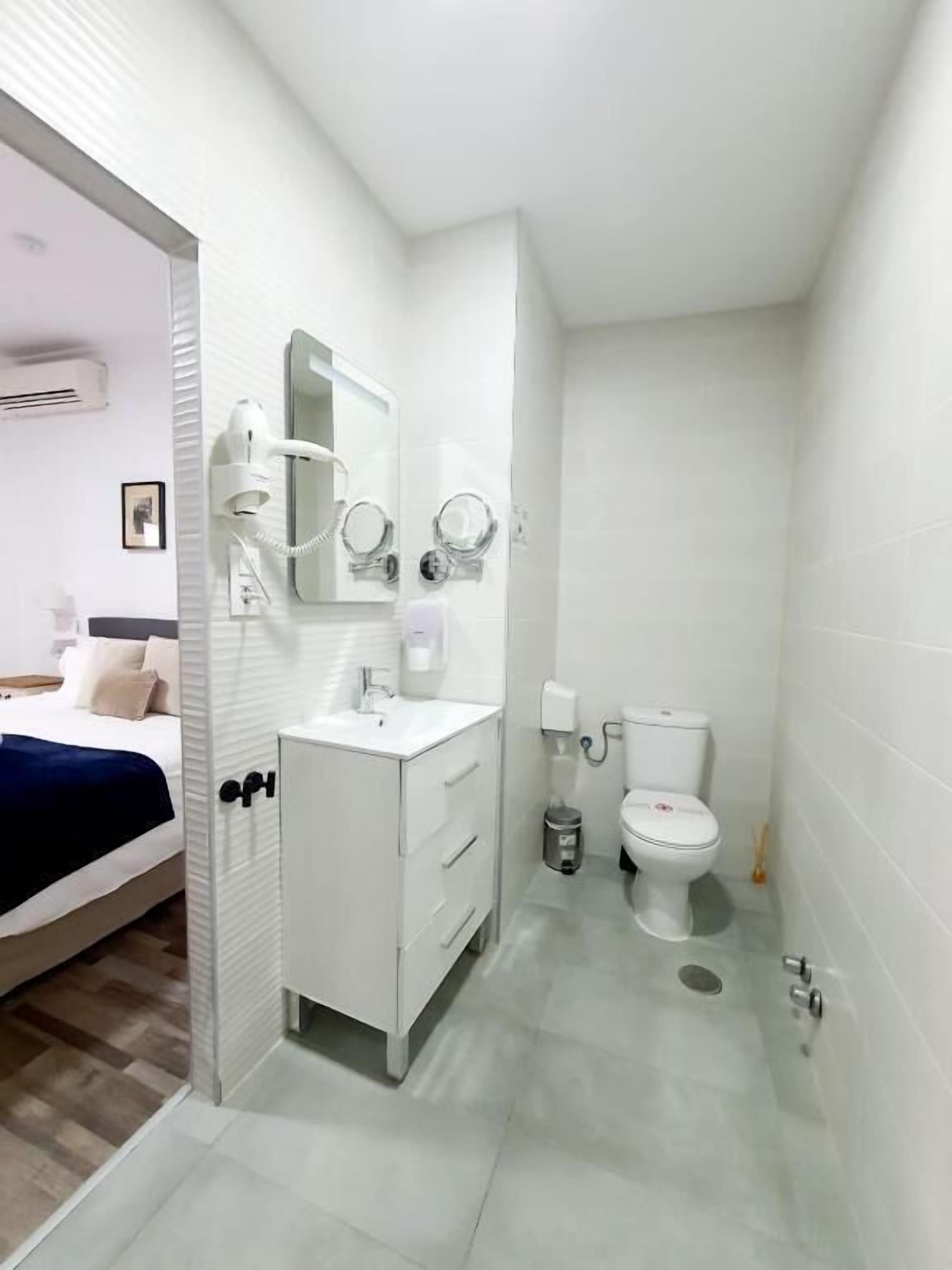 Deep-soaking bathtub, bidet, towels