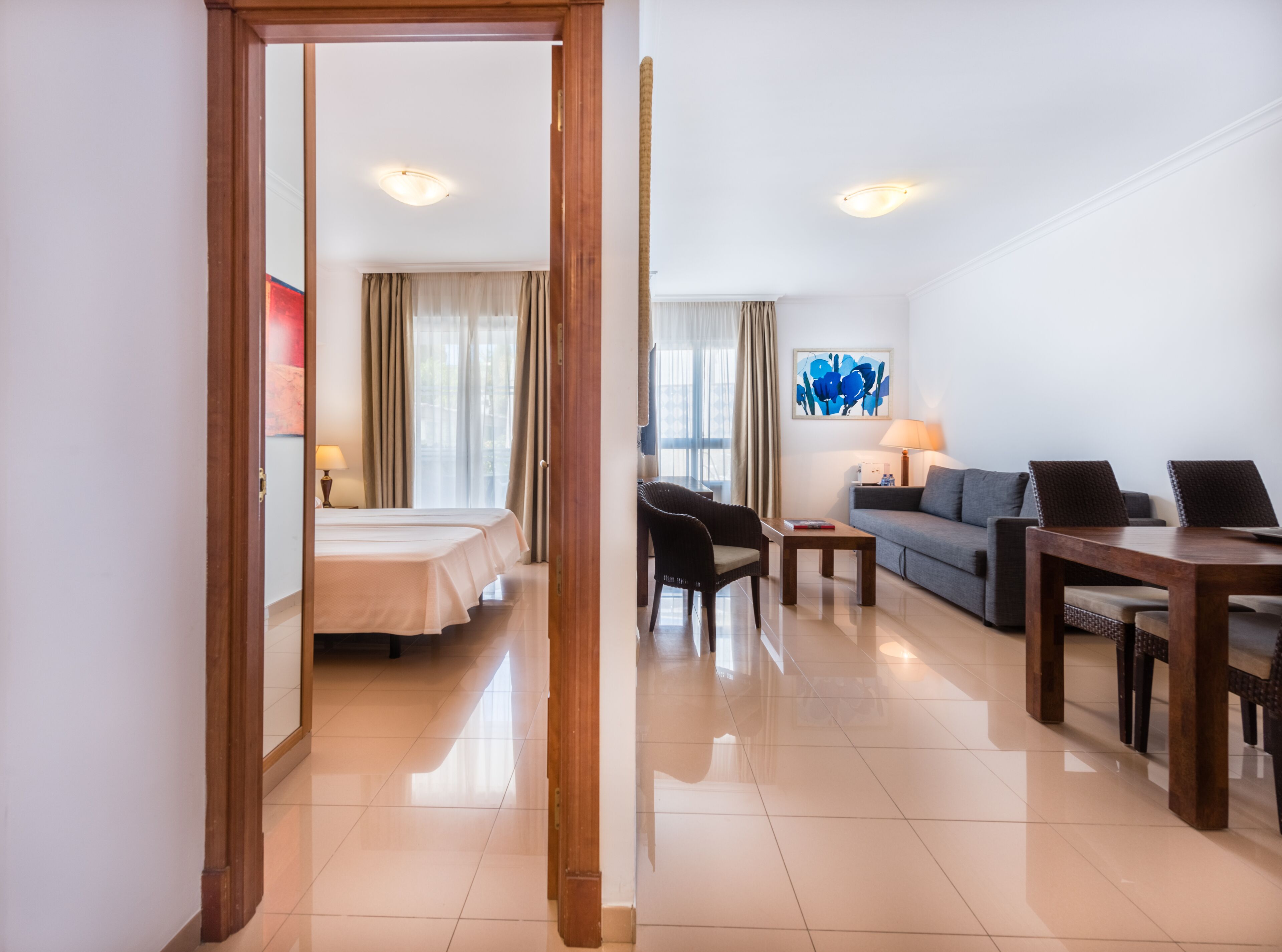 Una habitación de hotel con una cama, un sofá, un escritorio y una silla.