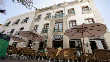 Déjeuner et dßner servis sur place, spécialités Cuisine méditerranéenne