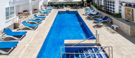 Piscina coberta, piscina a l'aire lliure, para-sols i gandules