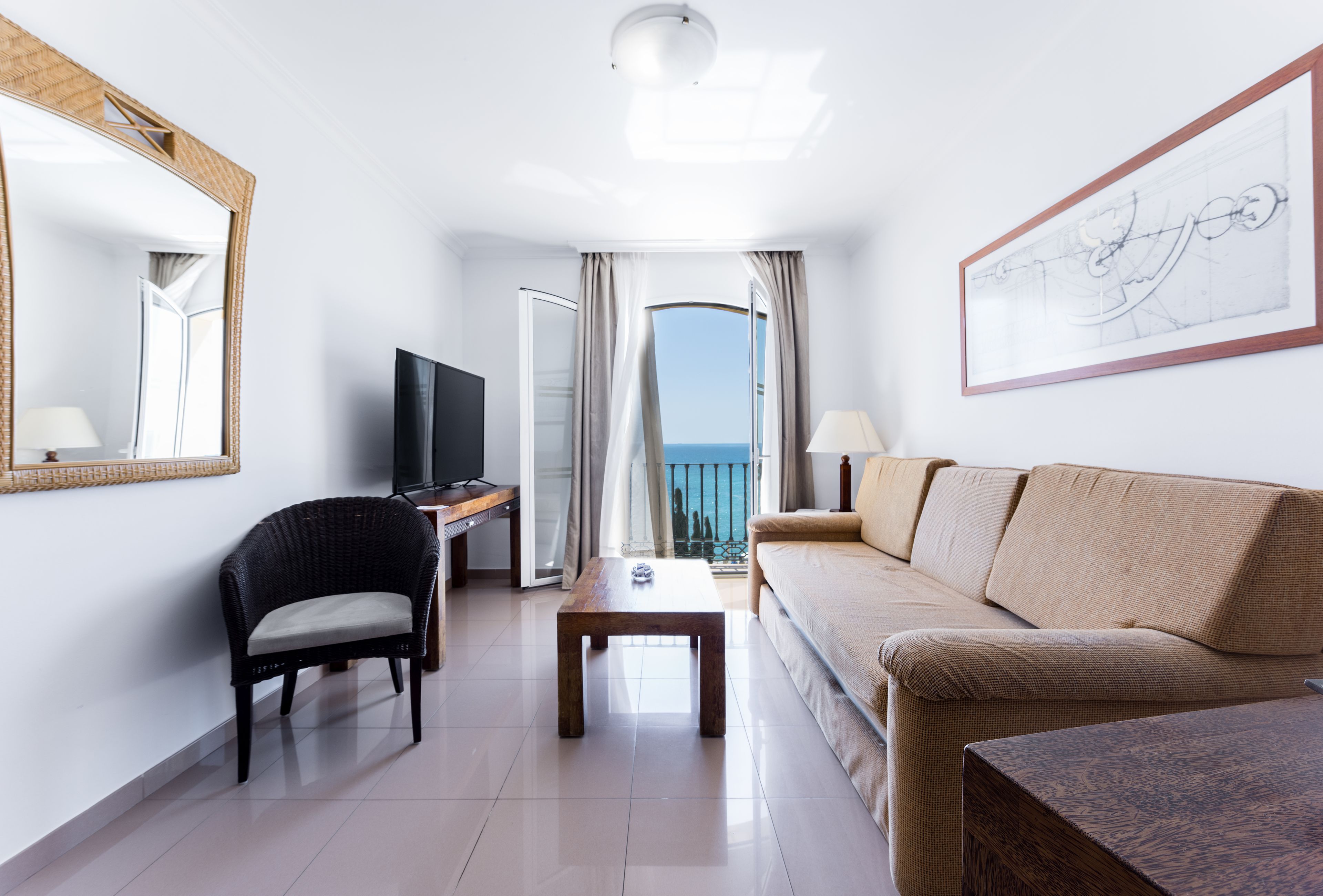 Apartamento, vistas al mar | Edredones de plumas, caja fuerte, escritorio