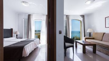 Appartement, uitzicht op zee | Donsdekens, een kluis op de kamer, een bureau, een laptopwerkplek