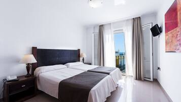 Apartamento, vistas al mar | Edredones de plumas, caja fuerte, escritorio