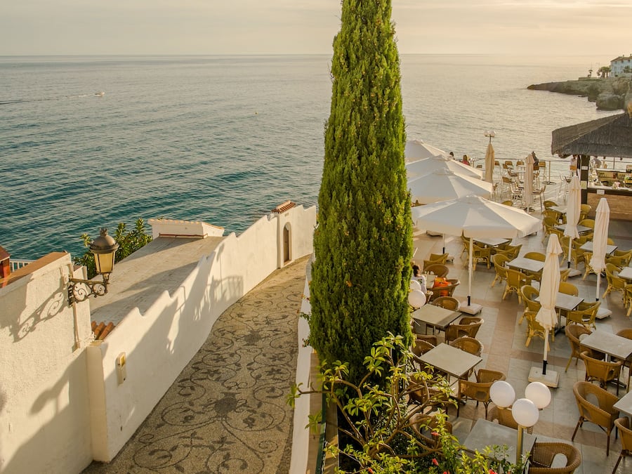 Déjeuner et dßner servis sur place, spécialités Cuisine méditerranéenne