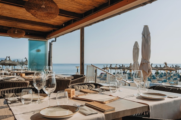 Breakfast, lunch, dinner served; international cuisine, beach views