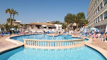 Udendørs pool, åben fra kl. 08.00 til kl. 18.00, parasoller, liggestole