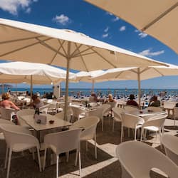 Se sirven desayunos y cocina internacional, con vista a la playa