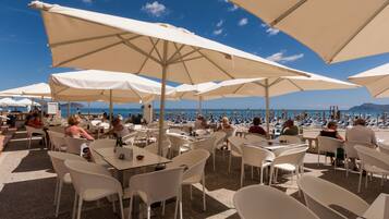 Petit déjeuner, déjeuner et dîner servis sur place, vue sur la plage