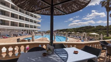 Poolside bar