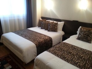 Tremannsrom – standard | Sengetøy av topp kvalitet, skrivebord og strykejern/-brett