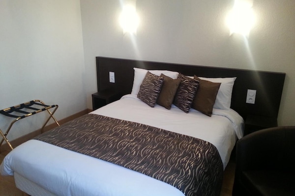 Standard Double Room | Premium bedding, desk, iron/ironing board, free WiFi