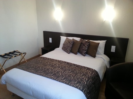 Standard Double Room. Hôtel Le Chapeau Rouge